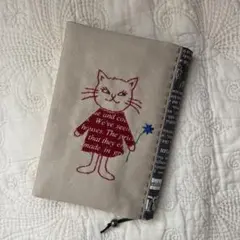 ハンドメイドのブックカバー、文庫本サイズ　刺繍　ネコちゃん