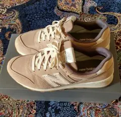 New Balance ベージュ スニーカー