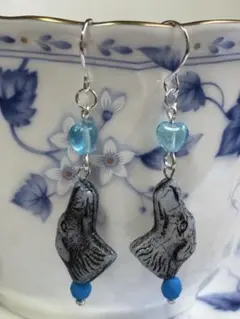 チェコの犬ビーズのピアス　ハンドメイド　ワンコ