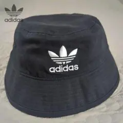 アディダス バケットハット ロゴ刺繍 大きめ