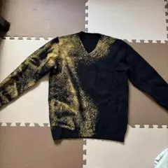 黒と金のVネックニットセーター