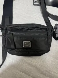 ブラックナイロンボディバッグ