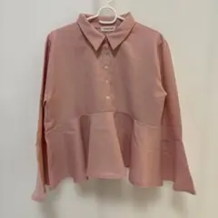 ピンクのペプラムシャツ