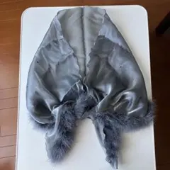 シルバーグレー シルク風ファー付きショール　スパンコール付き