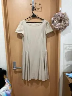 UNTITLED　アンタイトル　ベージュ 半袖 フレアワンピース