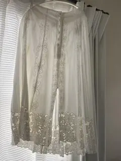 刺繍入りホワイトフレアスカート