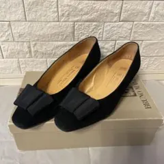 ブルーノマリ　リボン付きブラックスエードパンプス