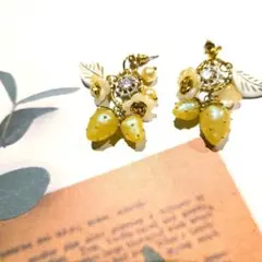 ホワイトフラワー＆イエローイチゴ　クリスタルピアス