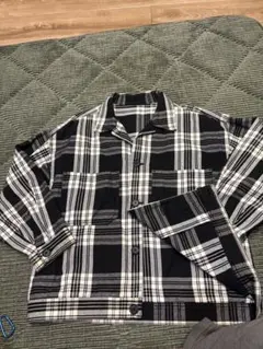 黒と白のチェック柄長袖シャツ