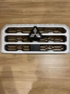 三菱 トライトン 純正フロントグリルのサムネイル