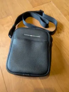 TOMMY HILFIGER ブラック ショルダーバッグ