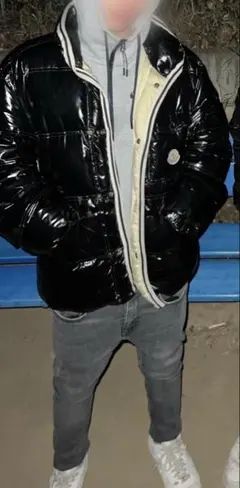 MONCLER光沢ブラックダウンジャケット