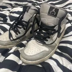 NIKEのエアジョーダン1ミッド