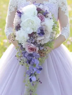 パープルのキャスケードブーケ　アーティフィシャルフラワー　紫　ブートニア付き造花