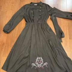 黒の長袖ワンピース ボタン付き