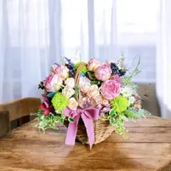 ラナンキュラスとアンティーク紫陽花の春色バスケットアレンジ　40cm インテリア