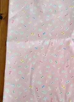 綺麗なピンクと蝶々、リボンの様な柄 が可愛い生地　幅約112cm×長さ約50cm