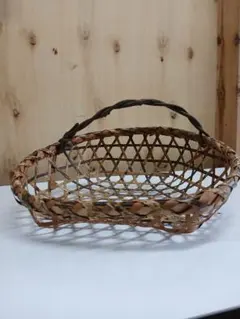 天然素材の編み込みざる