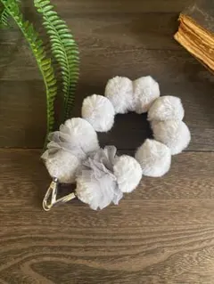 ツーポイントフリル❣️rabbitフェイクファーのハンドストラップ 《グレー》