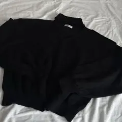 黒いVネックラッフル襟ニット