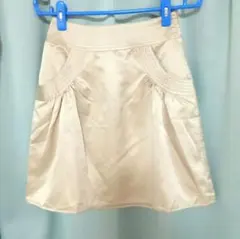 光沢ある淡いベージュ　膝上丈ショートスカート　レディース