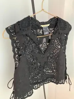 美品カレンソロジーCurensology カーリーショートベスト⭐︎ブラック Curensology（カレンソロジー）の「Curensology(カレンソロジー