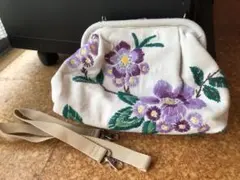 新品イタリア製ハンドバッグ　すみれ色刺繍のサムネイル