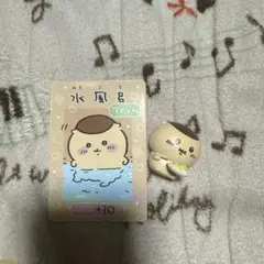 ちいかわの栗まんじゅうのカードとフィギュアセット