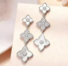 揺れるピアス　フラワーモチーフ ロングピアス ホワイト×シルバー