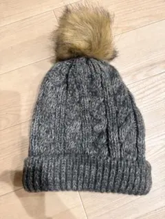 グレー ケーブル編み ニット帽 ポンポン付き