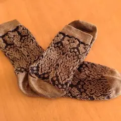金色と黒のフラワーパターンソックス