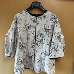 極美品♪アドーア アートフラワープリント タックブラウス 総柄 - メルカリ