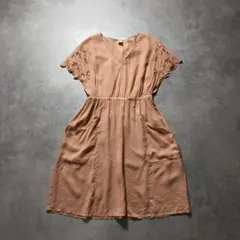 WQ559●SABENA：袖刺繍Vネックウエストギャザーワンピースのサムネイル