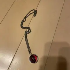赤いスカルデザインのペンダント