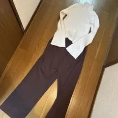 オフィスカジュアル　白トップス　ブラウンパンツセット