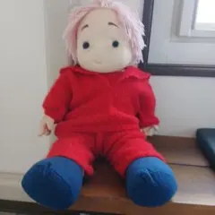 ピンク髪の人形 赤いニットの服 人形