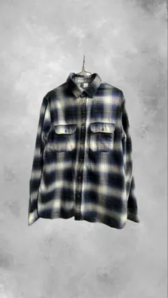 黒と青のチェックシャツ