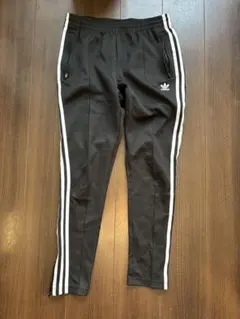 adidas トラックパンツ　ブラック　スリーストライプ