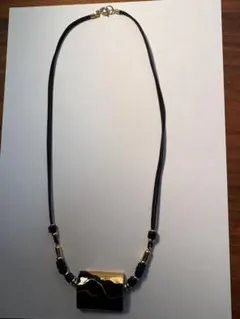 黒と金の長方形ペンダントネックレス