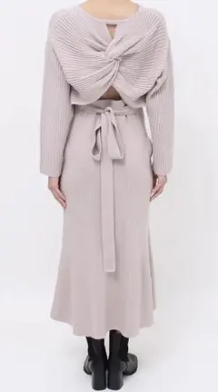 バックシャンツイストデザインニットワンピース