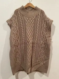 ベージュ ケーブル編み ハイネック ニットベスト