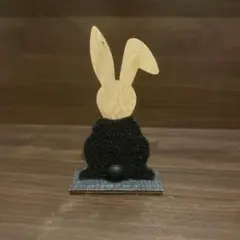 ウサギの形の木製置物