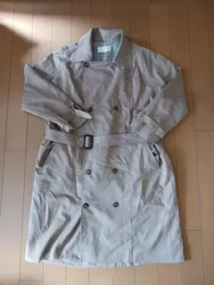 ベージュ ダブルブレスト トレンチコート