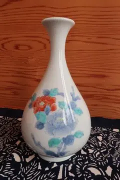 白磁の花瓶　青と赤の牡丹　淡い色彩、はかなさを感じさせる美しさ