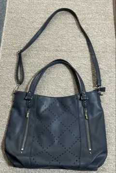 ネイビー バッグ ダイヤモンド型穴あけデザイン