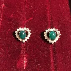 エメラルドカラーのイヤリング