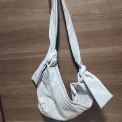 ホワイト レザー風 ショルダーバッグ ノットデザイン