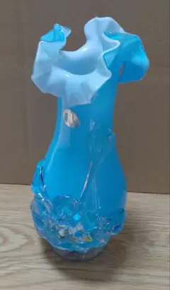 ガラス細工　花柄　水色のフリル状の花瓶