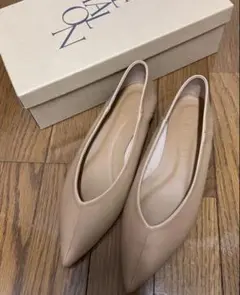 ベージュ ポインテッドトゥ フラットシューズ