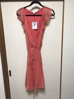 ダイアンフォンファスティンバーグのコーラルカラーのラップワンピース